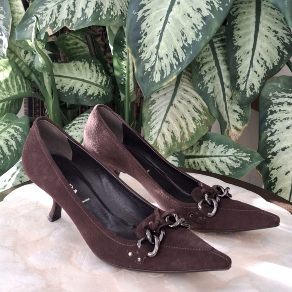 Gorgeous Prada vintage pointy toes kitten heels brown suede shoes .Size 6.Used.